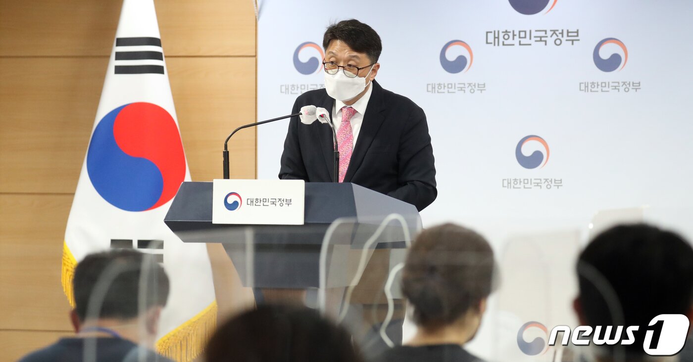 본문 이미지 - 최우혁 과학기술정보통신부 전파정책국장이 2일 서울 종로구 세종대로 정부서울청사에서 5G 주파수 할당 추진방향에 대한 검토결과와 이를 토대로 정부가 마련한 5G 주파수 할당계획 관련 브리핑을 하고 있다. 2022.6.2/뉴스1 ⓒ News1 김명섭 기자