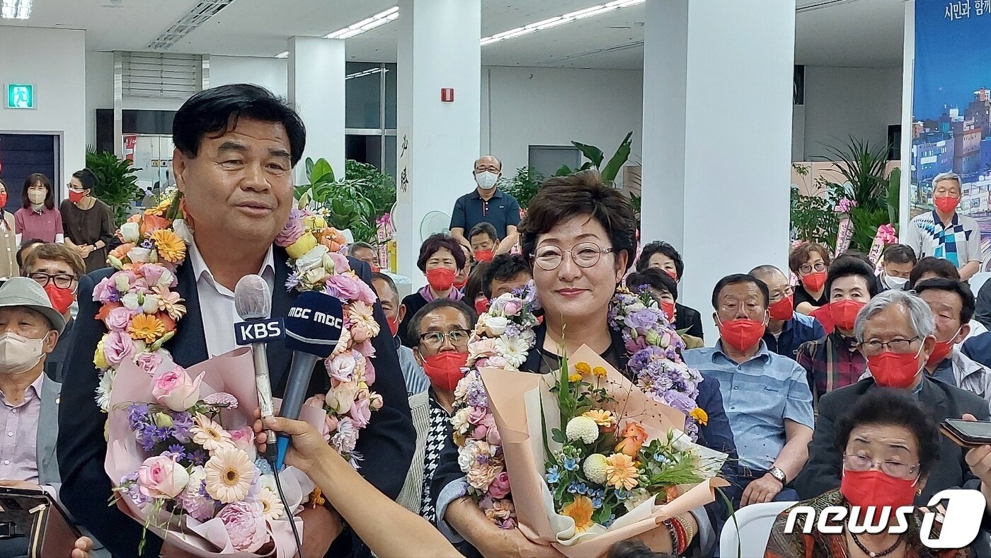 본문 이미지 - 제8회 전국동시지방선거 동해시장 선거에서 승리한 국민의힘 심규언 후보가 취재진에게 당선소감을 밝히고 있다. 2022.6.2/뉴스1
