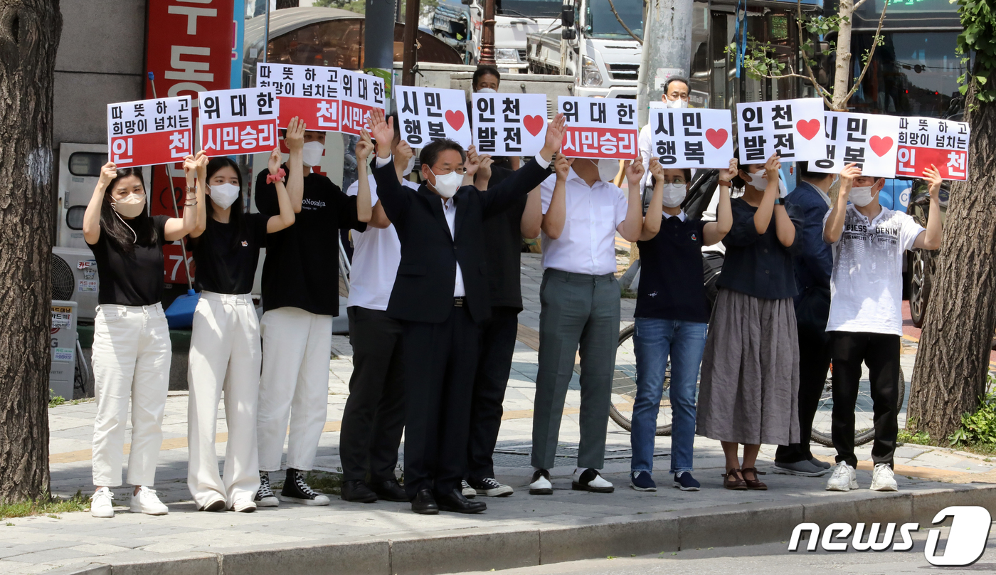 (인천=뉴스1) 정진욱 기자 = 유정복 국민의힘 인천시장 당선인이 2일 인천시 미추홀구 선거캠프사무소 앞에서 시민들에게 인사를 하고 있다.2022.6.2/뉴스1