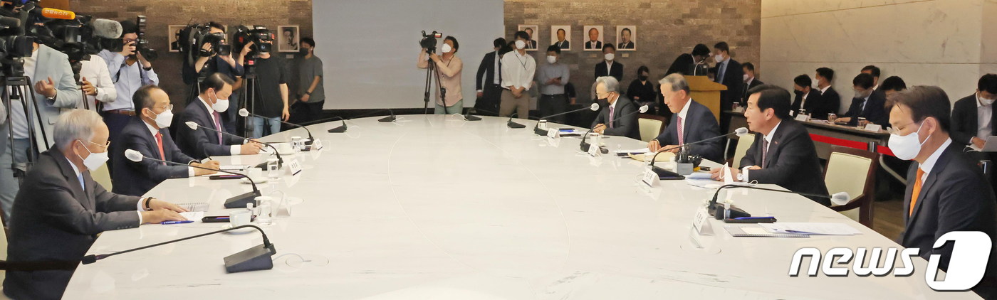 (서울=뉴스1) 신웅수 기자 = 추경호 경제부총리 겸 기획재정부 장관이 2일 서울 중구 대한상공회의소에서 열린 경제단체장 간담회에 참석해 모두발언을 하고 있다.새 정부의 경제정책 …