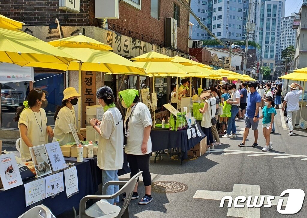 본문 이미지 - 5월 28일 서울 용산구 백범로 일대에서는 &#39;나비야사랑해&#39; 바자회가 열렸다. ⓒ 뉴스1 최서윤 기자
