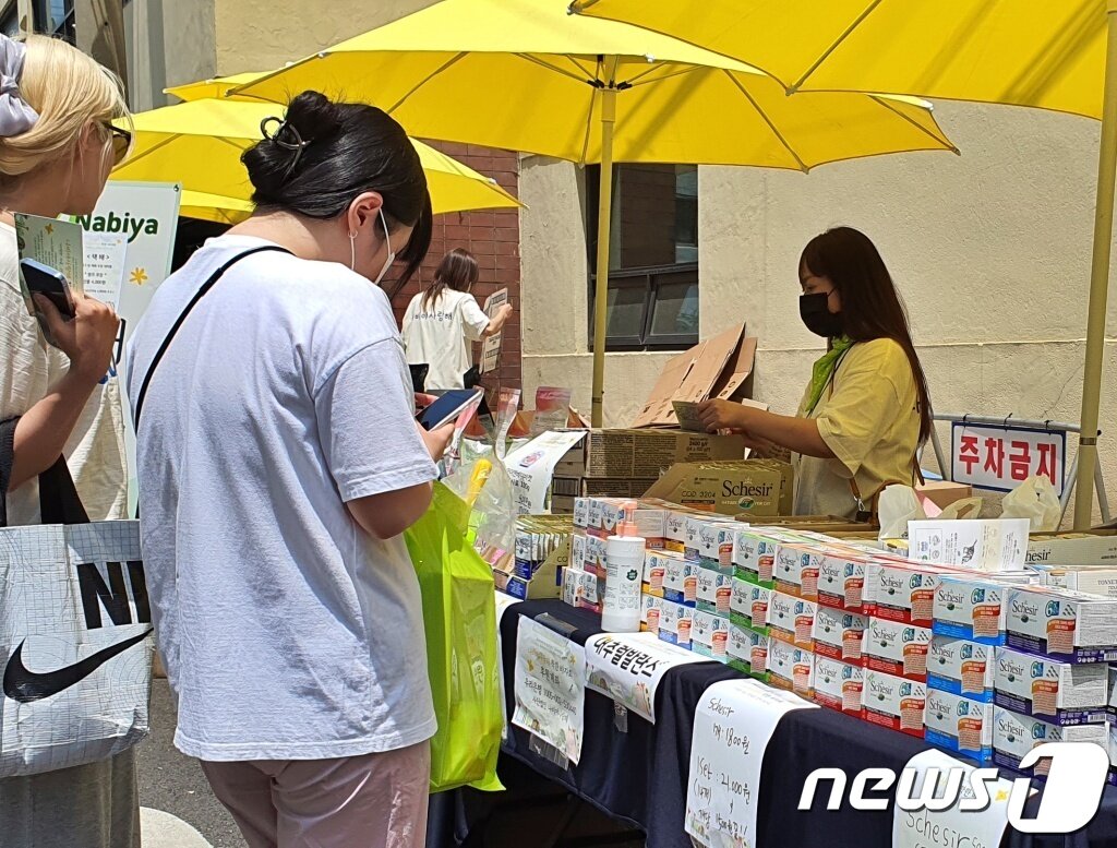 본문 이미지 - 5월 28일 서울 용산구 백범로 일대에서는 &#39;나비야사랑해&#39; 바자회가 열렸다. ⓒ 뉴스1 최서윤 기자