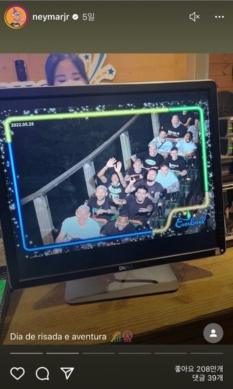 본문 이미지 - 네이마르가 본인 인스타그램에 브라질 국가대표 선수들과 에버랜드 티익스프레스를 타는 모습을 포착한 사진을 올렸다(네이마르 인스타 캡처)ⓒ 뉴스1