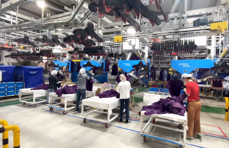 본문 이미지 - 31일 경기 안성시 크린토피아 의료세탁 공장에서 폴딩 공정이 이뤄지고 있다. ⓒ 뉴스1 신윤하 기자