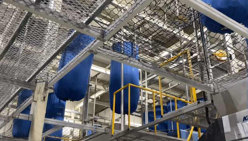 본문 이미지 - 31일 경기 안성시 크린토피아 의료세탁 공장의 모노레일 BAG에서 세탁물들이 세탁기로 들어가고 있다. ⓒ 뉴스1 신윤하 기자