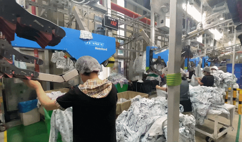 본문 이미지 - 31일 경기 안성시 크린토피아 의료세탁 공장에서 폴딩 공정이 이뤄지고 있다. ⓒ 뉴스1 신윤하 기자