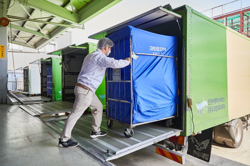 본문 이미지 - 크린토피아 의료세탁 공장에서 직원이 카트를 배송 차량에 넣고 있다. (크린토피아 제공)ⓒ 뉴스1