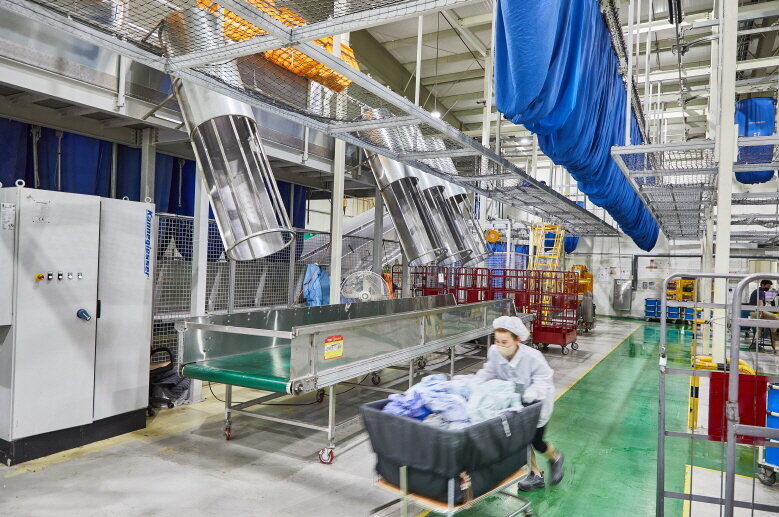 본문 이미지 - 크린토피아 의료세탁 공장 분류 기기 위로 모노레일 BAG이 이동하고 있다.(크린토피아 제공)ⓒ 뉴스1