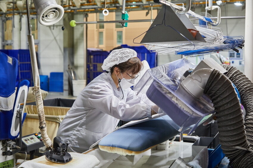 본문 이미지 - 크린토피아 의료세탁 공장에서 다림질 과정이 이뤄지고 있다. (크린토피아 제공)ⓒ 뉴스1