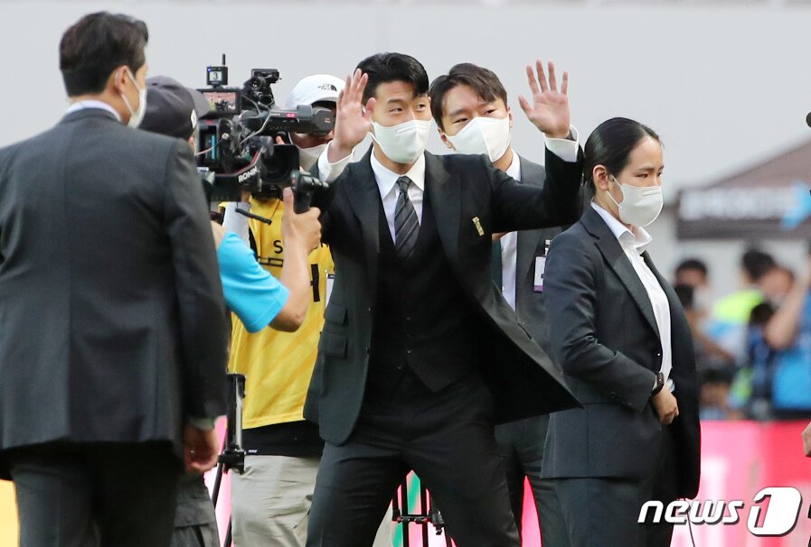 본문 이미지 - 잉글랜드 프로축구 프리미어리그(EPL)에서 23골을 기록하며 아시아 선수 최초로 득점왕을 차지한 손흥민이 2일 서울월드컵경기장에서 열리는 2002 한일월드컵 20주년 기념 평가전 대한민국과 브라질의 경기에 앞서 윤석열 대통령에게 체육훈장 최고등급인 청룡장을 수여받기 위해 입장하고 있다. 2022.6.2/뉴스1 ⓒ News1 김진환 기자