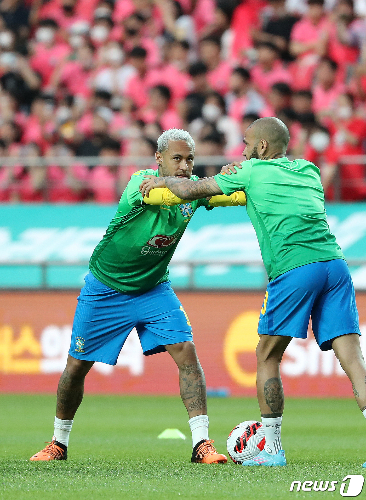 (서울=뉴스1) 구윤성 기자 = 2일 오후 서울월드컵경기장에서 열리는 2002 한일월드컵 20주년 기념 평가전 대한민국-브라질의 경기에 앞서 브라질 네이마르가 몸을 풀고 있다. 2 …