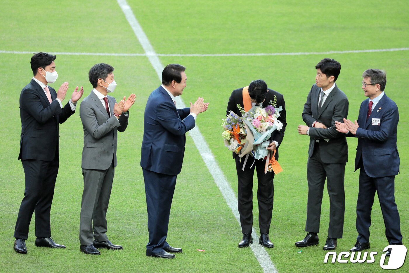본문 이미지 - 윤석열 대통령이 2일 서울월드컵경기장에서 2002 한일월드컵 20주년 기념 평가전 대한민국-브라질의 경기에 앞서 잉글랜드 프로축구 프리미어리그(EPL)에서 아시아 선수 최초로 득점왕을 차지한 손흥민에게 체육훈장 최고등급인 청룡장을 수여한 후 박보균 문화체육관광부 장관, 정몽규 대한축구협회장, 안정환, 박지성과 함께 박수를 치고 있다. 2022.6.2/뉴스1 ⓒ News1 조태형 기자