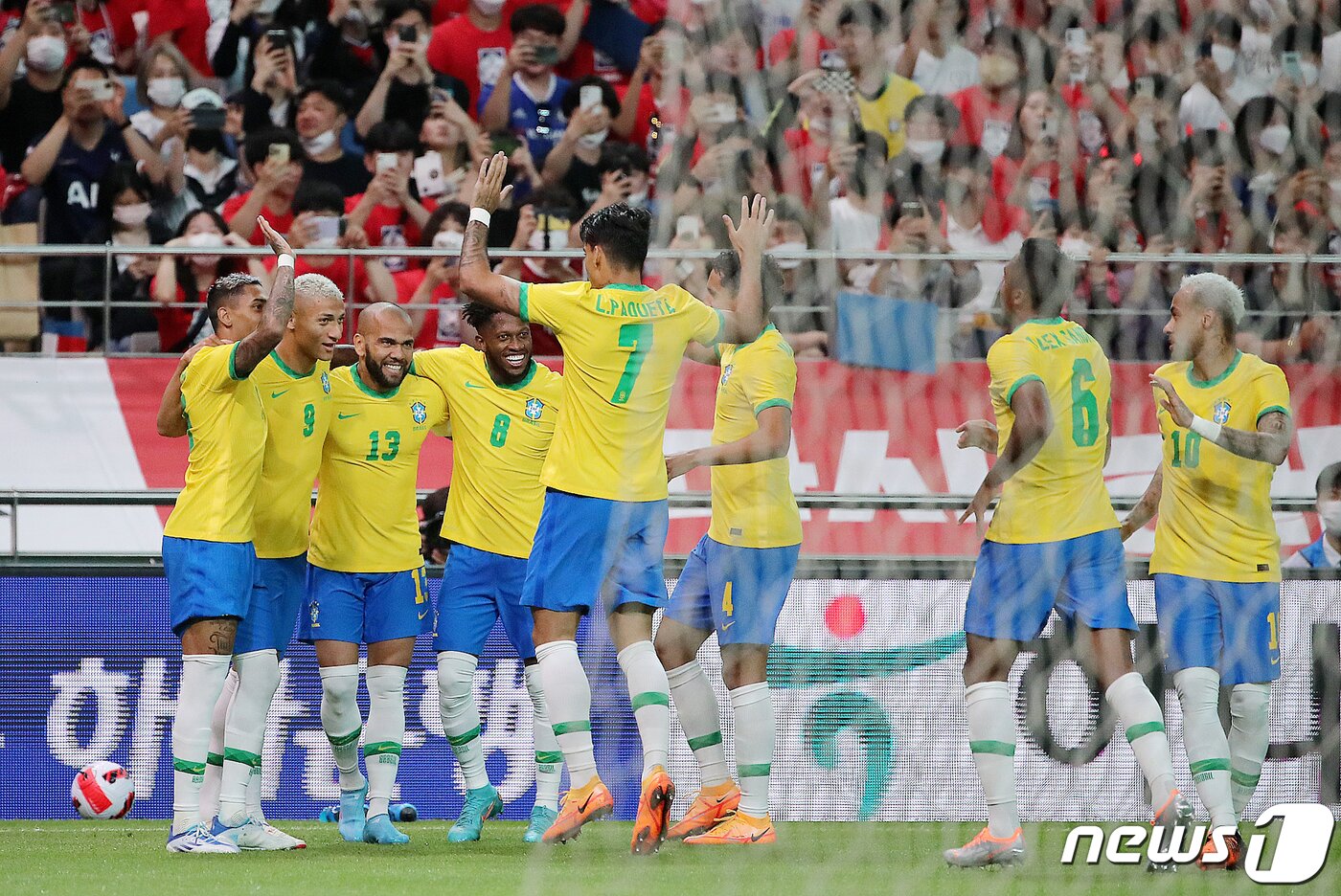 본문 이미지 - 2일 서울월드컵경기장에서 열린 2002 한일월드컵 20주년 기념 평가전 대한민국과 브라질의 경기, 전반 브라질 히살리송(왼쪽 두 번째)이 선취골을 넣은 후 동료들과 기뻐하고 있다. 2022.6.2/뉴스1 ⓒ News1 김진환 기자