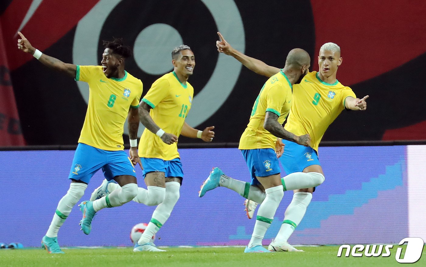 본문 이미지 - 2일 오후 서울 마포구 서울월드컵경기장에서 열린 대한민국과 브라질과의 친선 경기 전반전 브라질 히샬리송이 선제골을 넣은 뒤 동료들과 기뻐하고 있다. 2022.6.2/뉴스1 ⓒ News1 장수영 기자