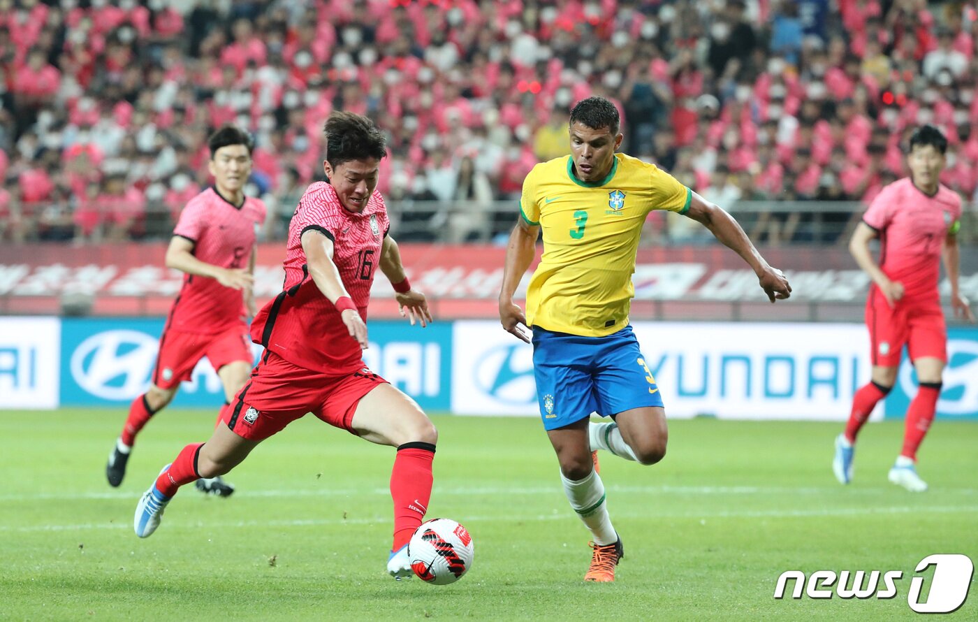 본문 이미지 - 2일 오후 서울월드컵경기장에서 열린 2002 한일월드컵 20주년 기념 평가전 대한민국-브라질의 경기에서 황의조가 동점골을 넣고 있다. 2022.6.2/뉴스1 ⓒ News1 구윤성 기자