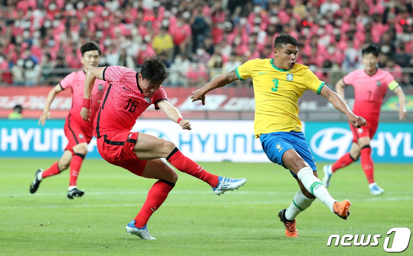본문 이미지 - 2일 오후 서울월드컵경기장에서 열린 2002 한일월드컵 20주년 기념 평가전 대한민국-브라질의 경기에서 황의조가 동점골을 넣고 있다. 2022.6.2/뉴스1 ⓒ News1 구윤성 기자