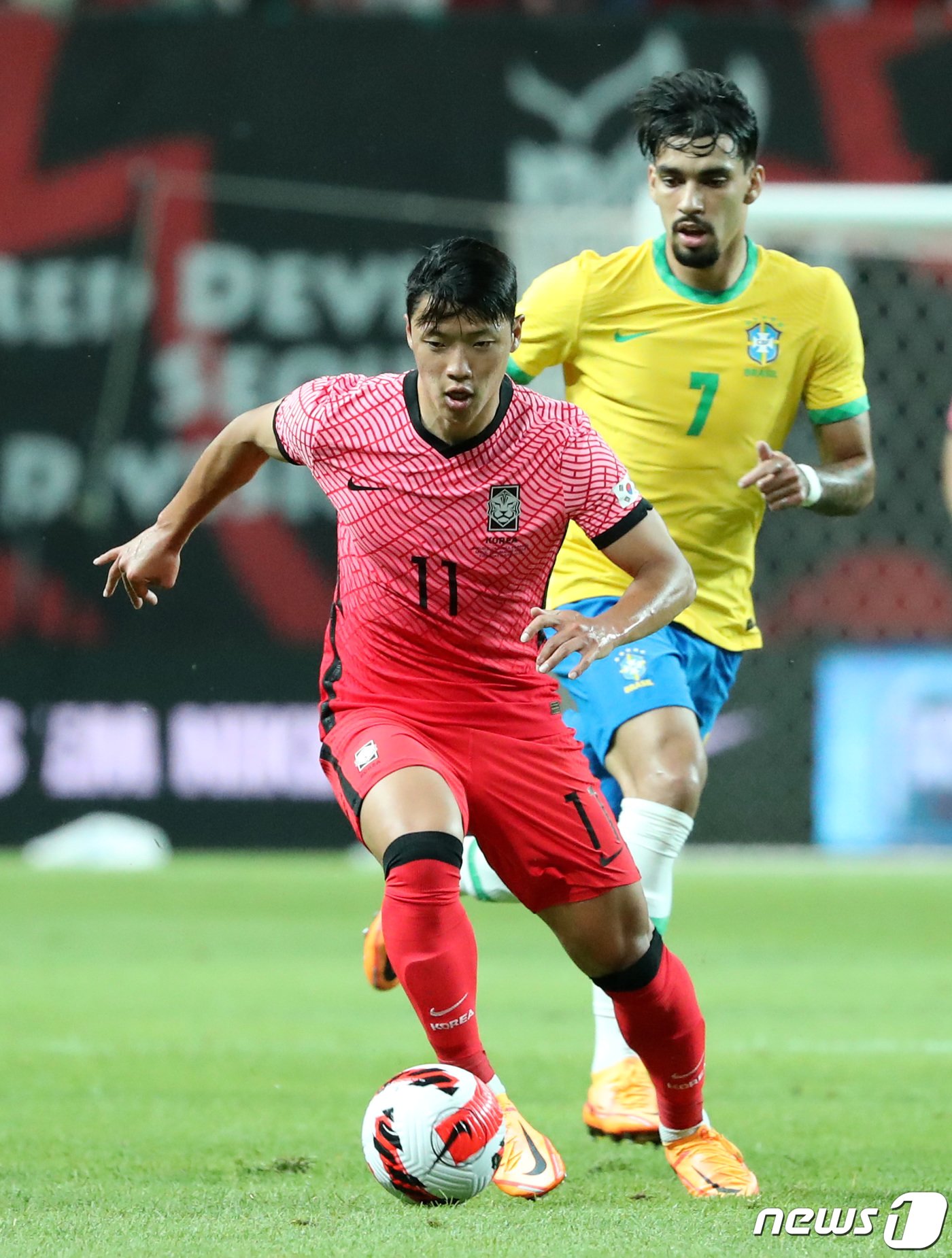 본문 이미지 - 2일 오후 서울월드컵경기장에서 열린 2002 한일월드컵 20주년 기념 평가전 대한민국-브라질의 경기에서 황희찬이 드리블 돌파를 하고 있다. 2022.6.2/뉴스1 ⓒ News1 구윤성 기자