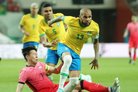 브라질 축구 전설 알베스, 성폭행 혐의로 철창신세…징역 4년 6개월