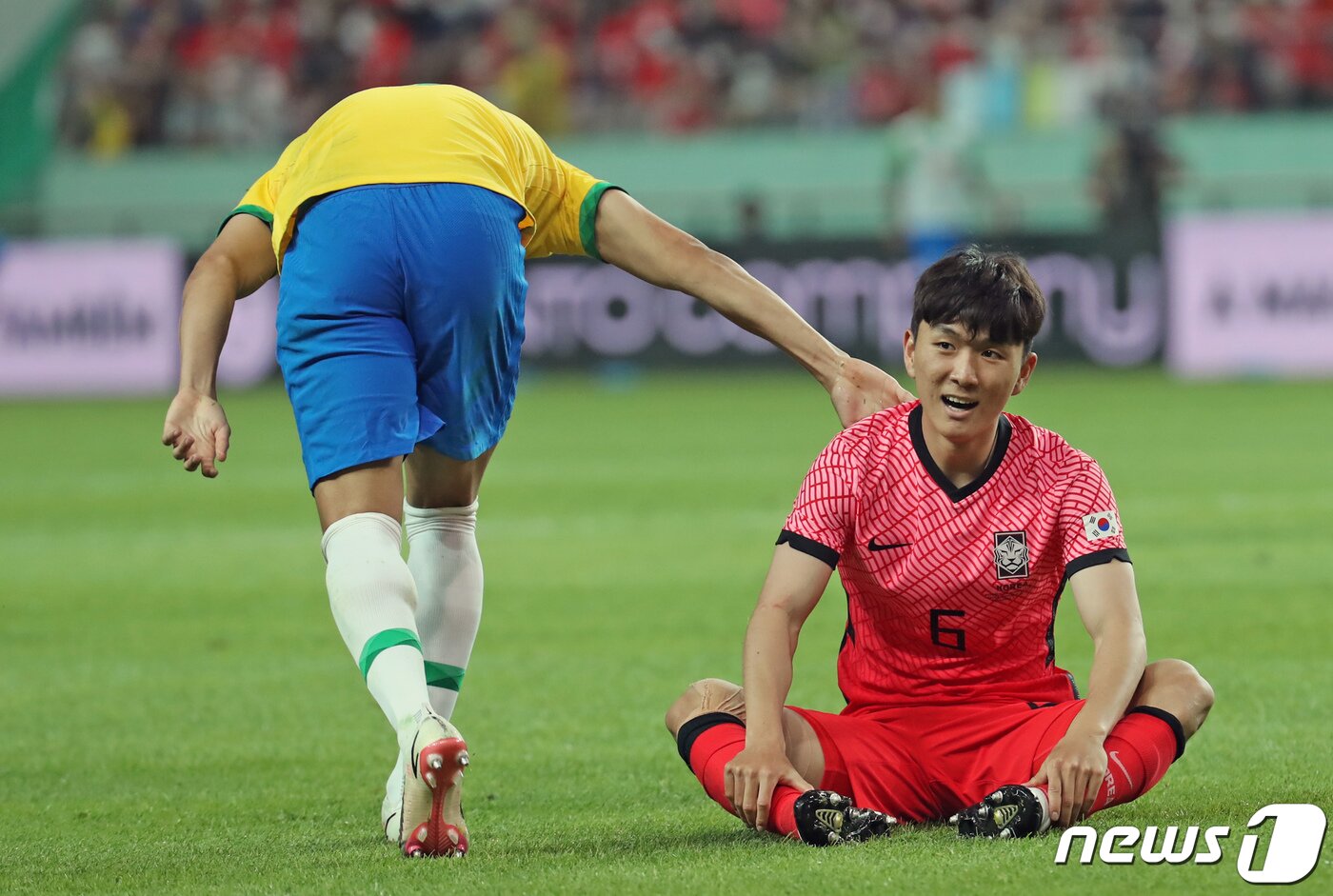 본문 이미지 - 대한민국 축구 대표팀 미드필더 황인범이 2일 오후 서울 마포구 서울월드컵경기장에서 열린 대한민국과 브라질과의 친선 경기 후반전 2대1로 끌려가는 상황에서 태클을 시도한 뒤 그라운드에 앉아 있다. 2022.6.2/뉴스1 ⓒ News1 장수영 기자