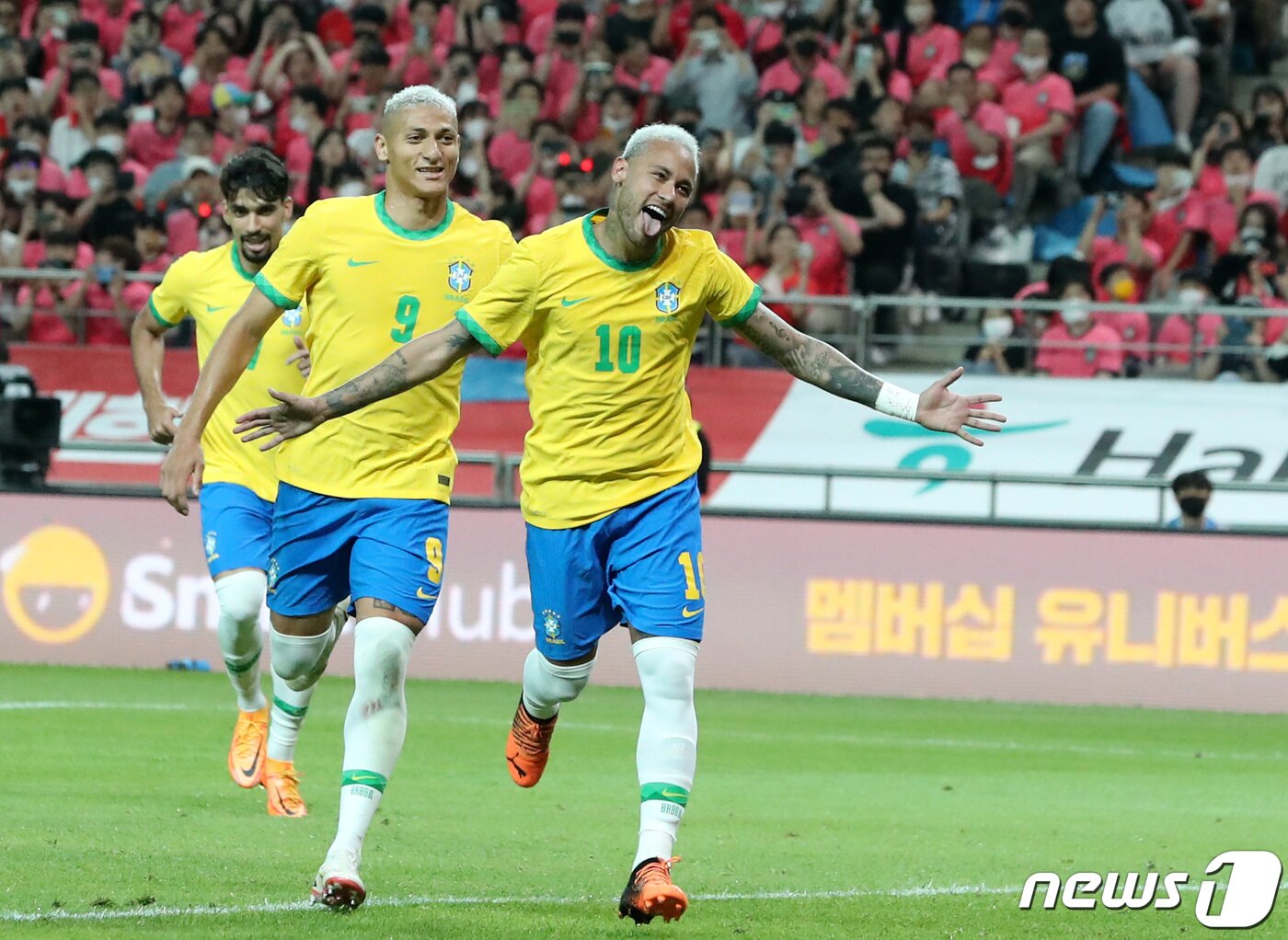 본문 이미지 - 2일 오후 서울월드컵경기장에서 열린 2002 한일월드컵 20주년 기념 평가전 대한민국-브라질의 경기에서 후반전 브라질 네이마르가 패널티킥으로 팀의 세번째 골을 성공시킨 뒤 기뻐하고 있다. 2022.6.2/뉴스1 ⓒ News1 구윤성 기자