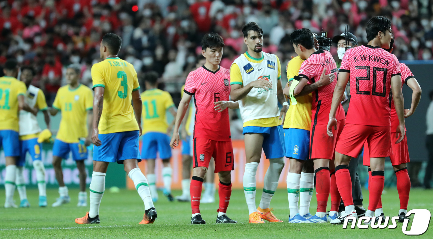 (서울=뉴스1) 장수영 기자 = 대한민국 축구 대표팀 선수들이 2일 오후 서울 마포구 서울월드컵경기장에서 열린 대한민국과 브라질과의 친선 경기를 마친 뒤 브라질 선수들과 인사를 나 …
