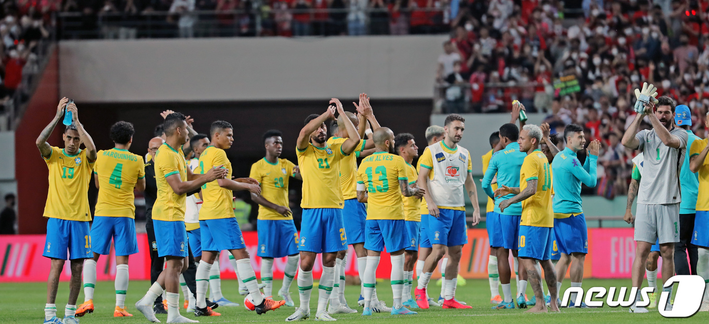 (서울=뉴스1) 장수영 기자 = 브라질 축구 대표팀 선수들이 2일 오후 서울 마포구 서울월드컵경기장에서 열린 대한민국과 브라질과의 친선 경기를 마친 뒤 대한민국 팬들을 향해 인사하 …