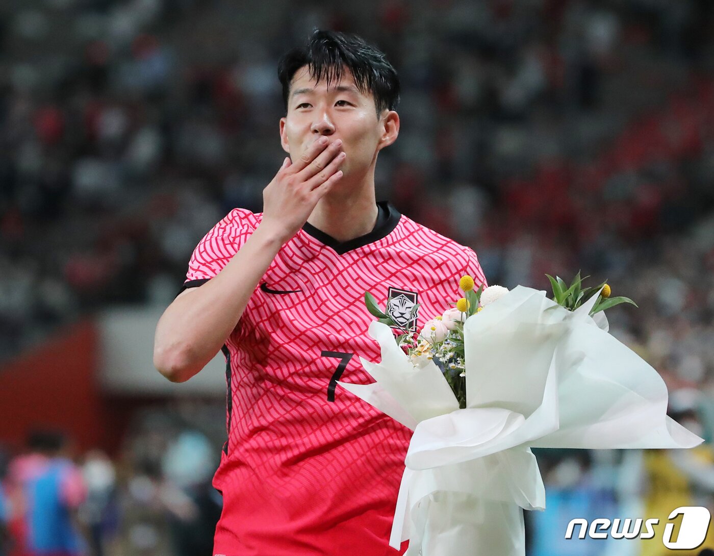 본문 이미지 - 2일 서울월드컵경기장에서 열린 2002 한일월드컵 20주년 기념 평가전 대한민국과 브라질의 경기, 1대5로 패한 대한민국 손흥민이 환호하는 팬들에게 인사하고 있다. 2022.6.2/뉴스1 ⓒ News1 김진환 기자