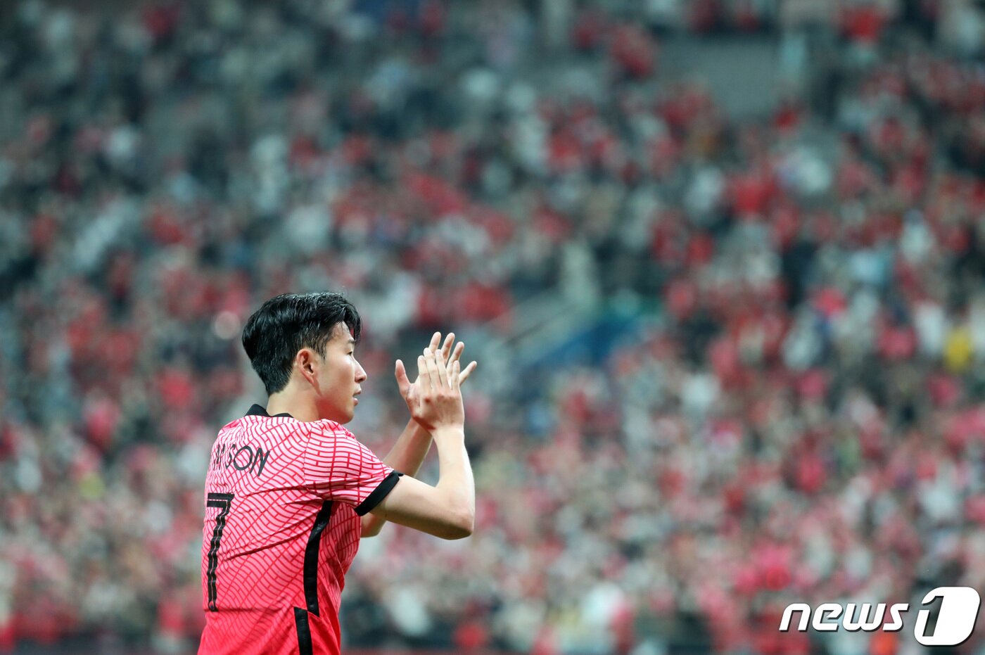 본문 이미지 - 2일 오후 서울월드컵경기장에서 열린 2002 한일월드컵 20주년 기념 평가전 대한민국-브라질의 경기에서 손흥민이 경기가 끝난 뒤 팬들에게 인사하고 있다. 2022.6.2/뉴스1 ⓒ News1 구윤성 기자