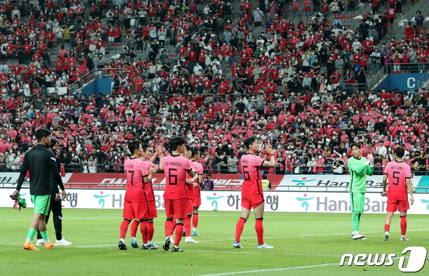 본문 이미지 - 2일 오후 서울월드컵경기장에서 열린 2002 한일월드컵 20주년 기념 평가전 대한민국-브라질의 경기에서 브라질에 1대 5로 패배한 대한민국 선수들이 축구팬들에게 인사하고 있다. 2022.6.2/뉴스1 ⓒ News1 구윤성 기자