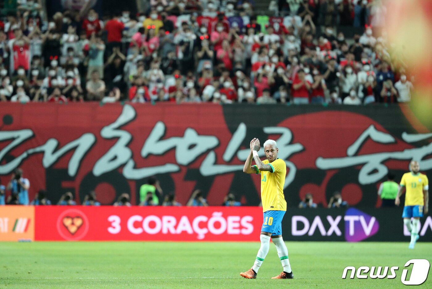 본문 이미지 - 2일 오후 서울월드컵경기장에서 열린 2002 한일월드컵 20주년 기념 평가전 대한민국-브라질의 경기에서 브라질 네이마르가 후반전 관중들의 박수를 받으며 교체되고 있다. 2022.6.2/뉴스1 ⓒ News1 구윤성 기자