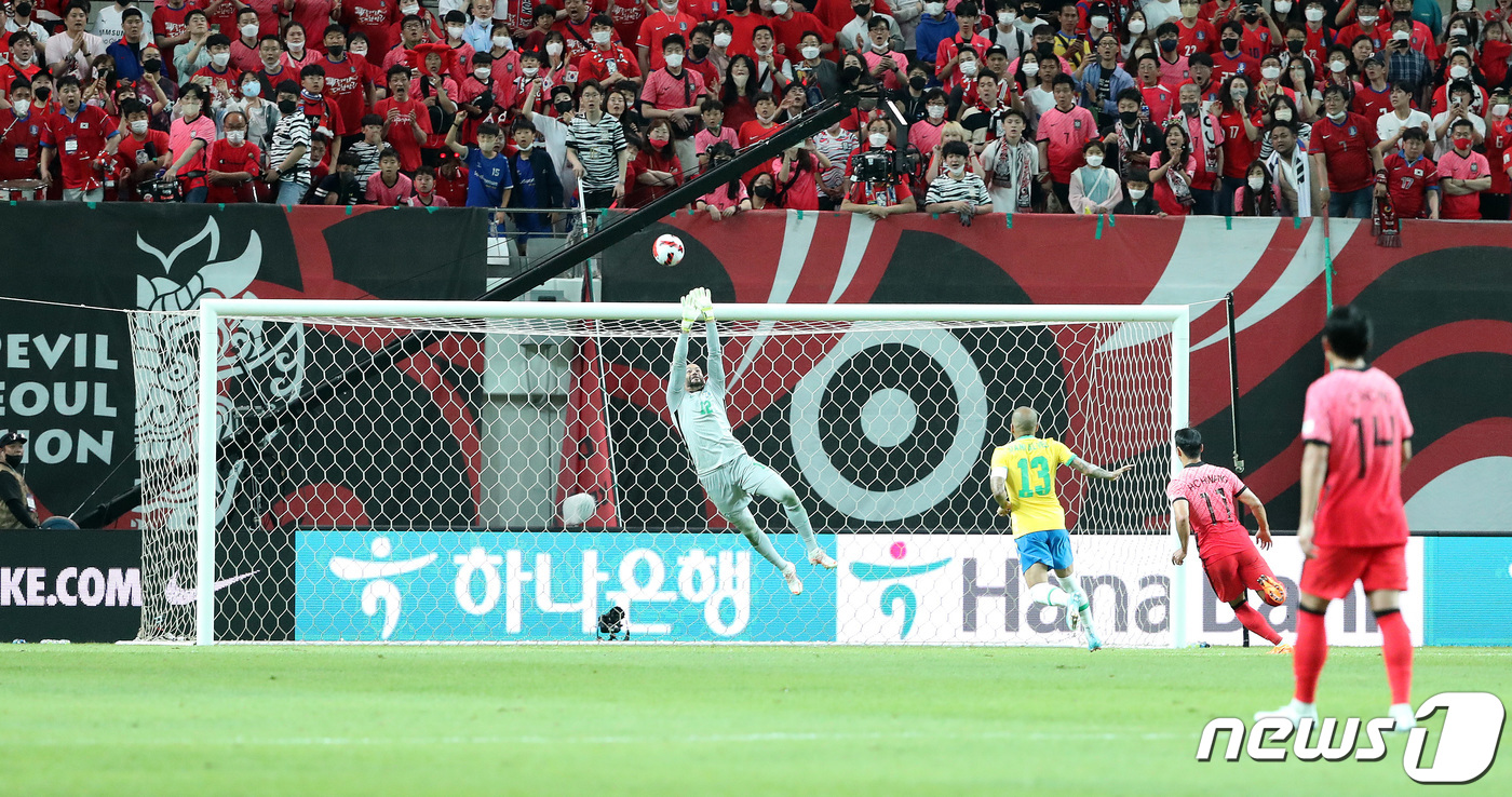 (서울=뉴스1) 구윤성 기자 = 2일 오후 서울월드컵경기장에서 열린 2002 한일월드컵 20주년 기념 평가전 대한민국-브라질의 경기에서 브라질 웨베르통이 손흥민의 슛을 선방하고 있 …