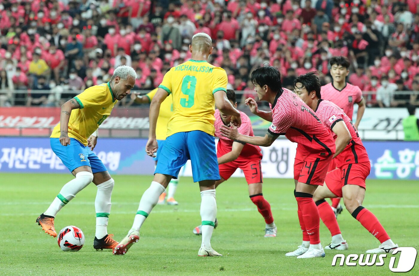 본문 이미지 - 2일 오후 서울월드컵경기장에서 열린 2002 한일월드컵 20주년 기념 평가전 대한민국-브라질의 경기에서 후반전 네이마르가 드리블 돌파를 하고 있다. 2022.6.2/뉴스1 ⓒ News1 구윤성 기자