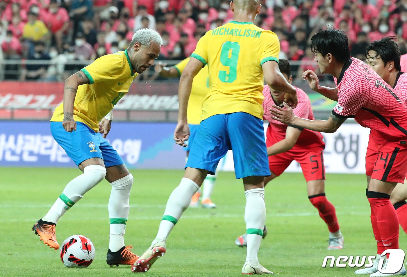 본문 이미지 - 2일 오후 서울월드컵경기장에서 열린 2002 한일월드컵 20주년 기념 평가전 대한민국-브라질의 경기에서 후반전 네이마르가 드리블 돌파를 하고 있다. 2022.6.2/뉴스1 ⓒ News1 구윤성 기자