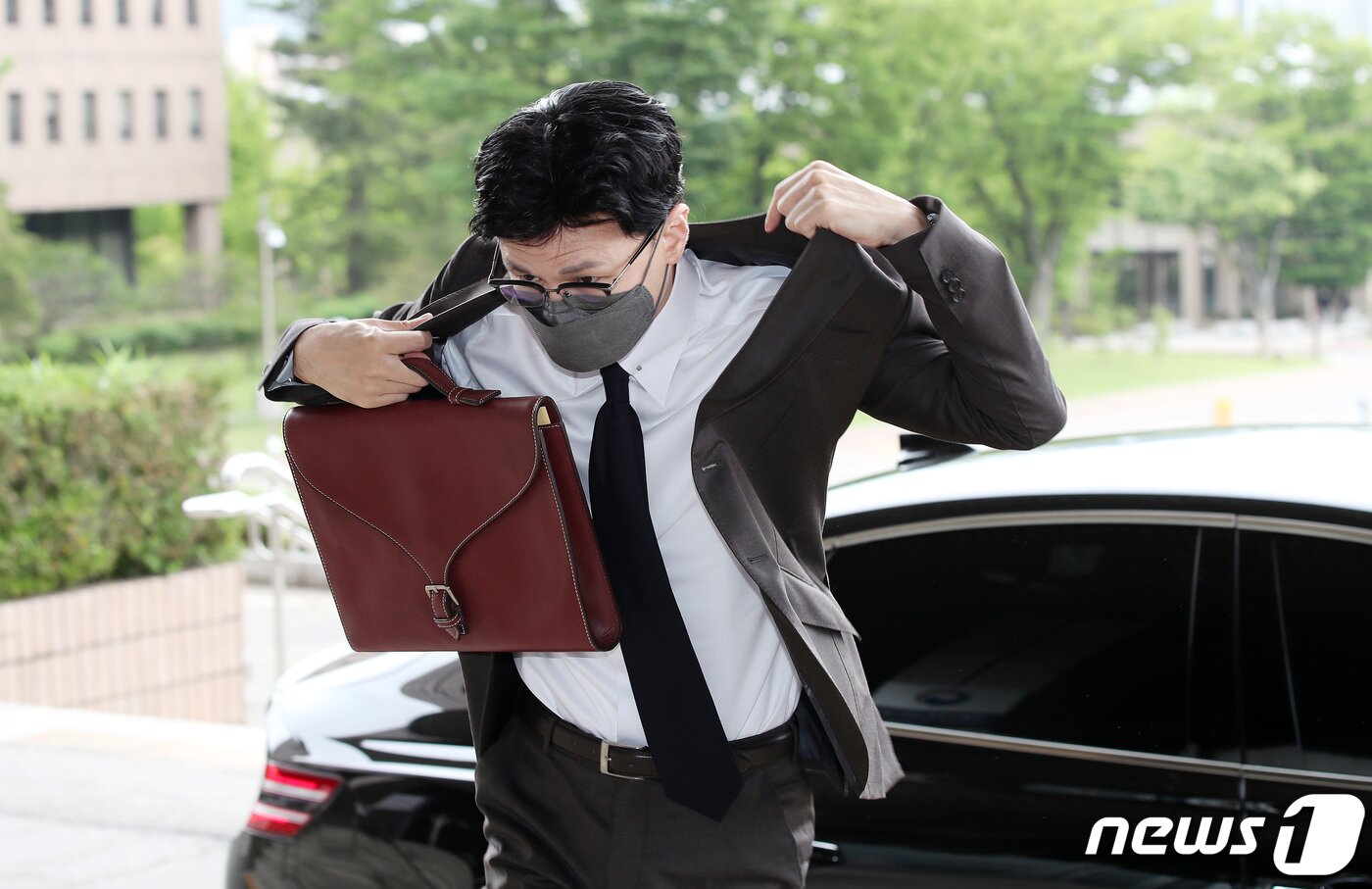본문 이미지 - 한동훈 법무부 장관이 20일 오전 경기도 정부과천청사 내 법무부 청사에 도착해 겉옷을 입고 있다. 2022.6.20/뉴스1 ⓒ News1 박지혜 기자