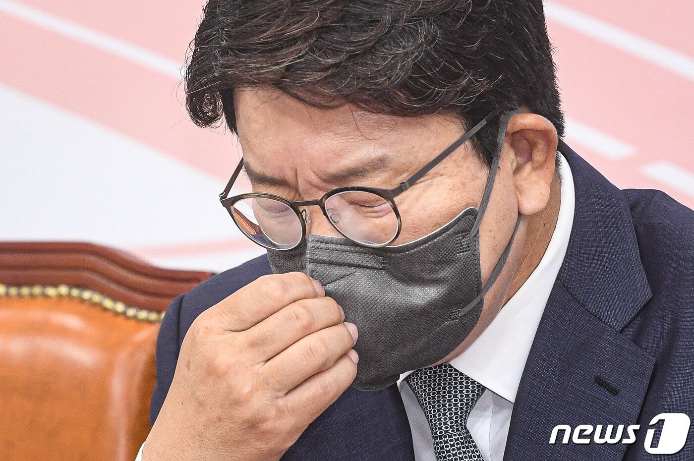 본문 이미지 - 권성동 국민의힘 원내대표가 20일 서울 여의도 국회에서 열린 최고위원회의에서 마스크를 고쳐쓰고 있다. (공동취재) 2022.6.20/뉴스1 ⓒ News1 유승관 기자