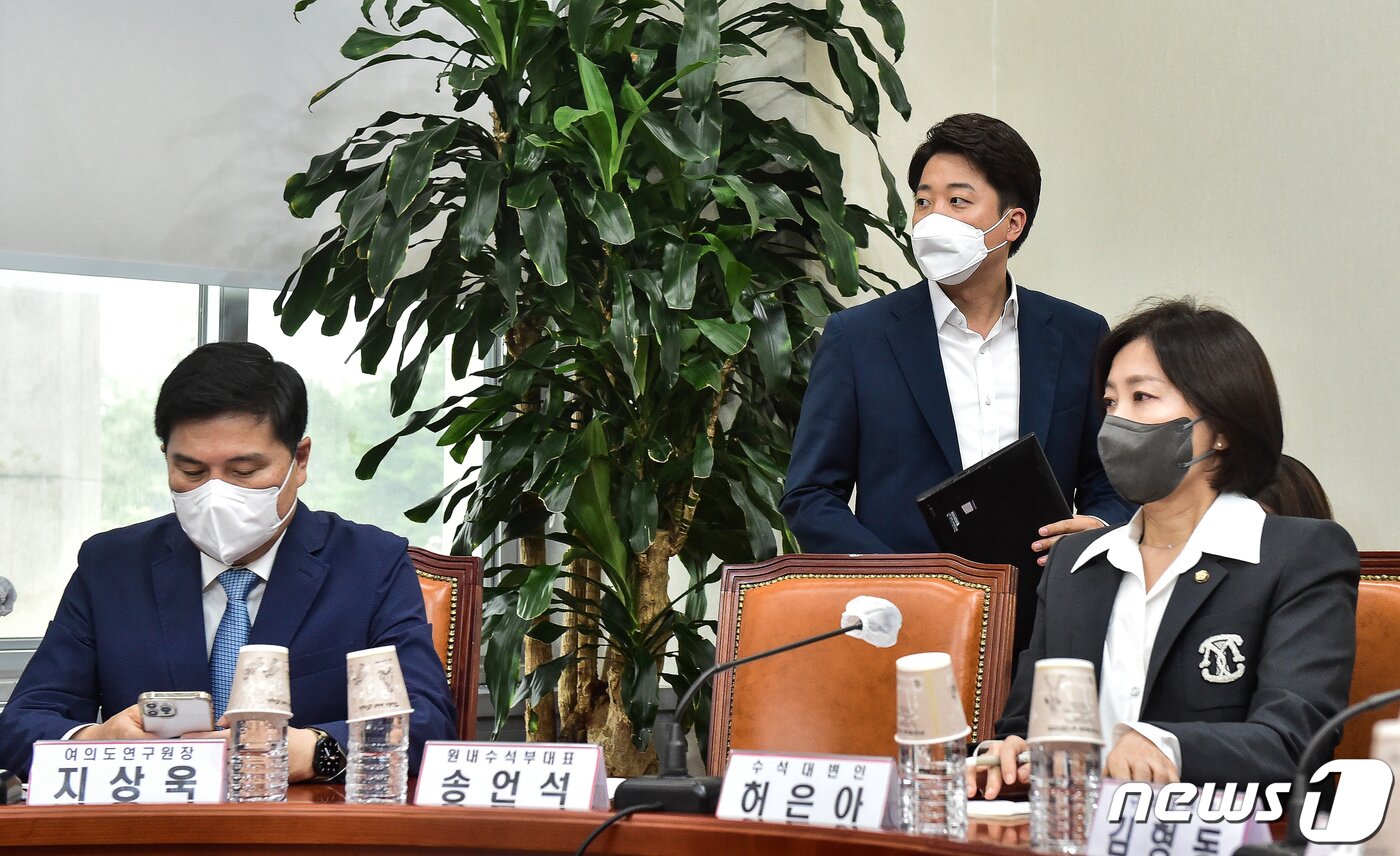 본문 이미지 - 이준석 국민의힘 대표가 20일 서울 여의도 국회에서 열린 최고위원회의에서 비공개 회의 현안 논의 문제를 놓고 배현진 최고위원과 갈등을 언쟁을 벌인 뒤 회의장을 나서고 있다. 이날 이 대표가 "최고위의장 직권으로 비공개 회의에서 현안 논의를 하지 않겠다＂고 밝히자 배 최고위원은 ＂비공개 회의를 단속하는 게 맞다＂며 즉시 반박해 언쟁이 벌어졌다. (공동취재) 2022.6.20/뉴스1. ⓒ News1 유승관 기자