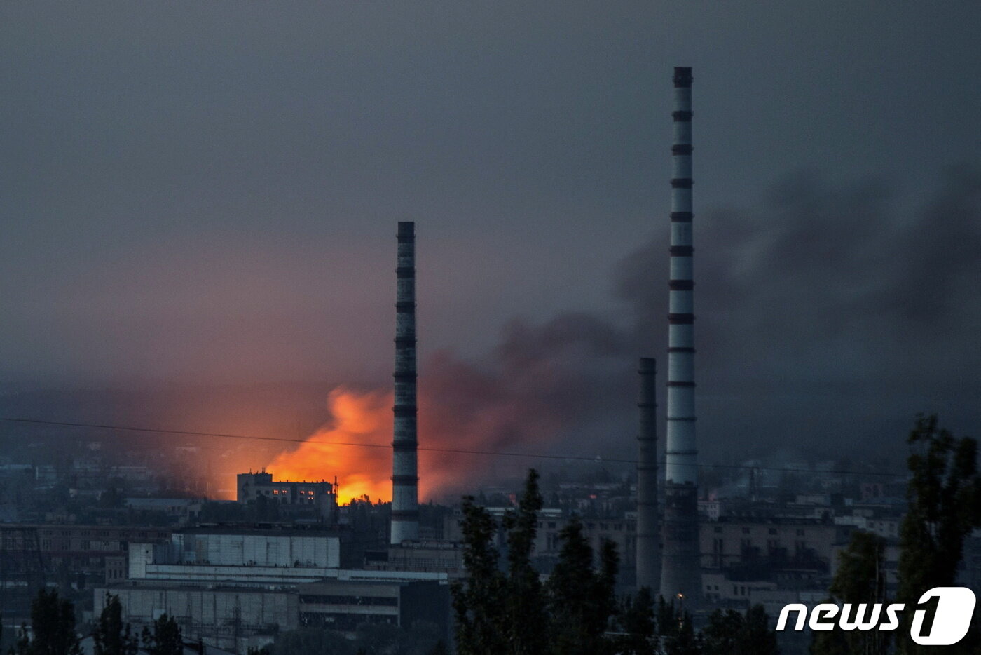 본문 이미지 - 지난달 우크라이나 루한스크 세베로도네츠크의 아조우 화학 공장이 러시아 군의 포격을 받아 화염이 솟아오르던 모습. ⓒ 로이터=뉴스1 ⓒ News1 우동명 기자