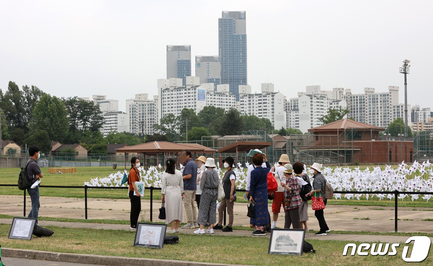 본문 이미지 - 지난 6월20일 서울 용산공원을 찾은 시민들이 공원을 둘러보고 있다. 2022.6.20/뉴스1 ⓒ News1 조태형 기자