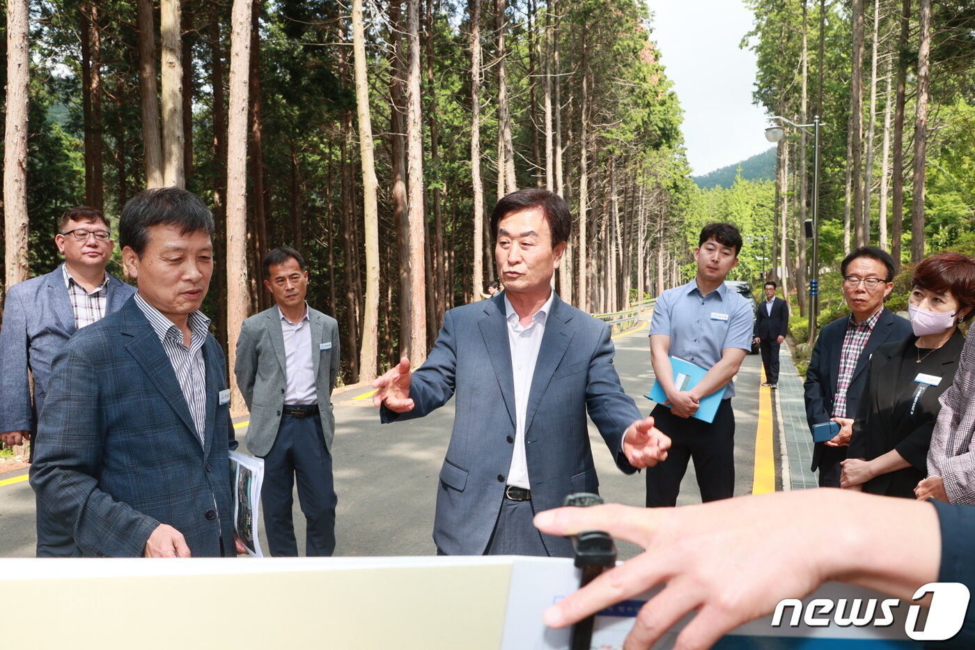 본문 이미지 - 박동식 사천시장 당선인이 사천바다케이블카 자연휴양림 현장점검에서 사업개요와 현황에 대해 설명을 듣고 있다. 2022.6.15 ⓒ 뉴스1