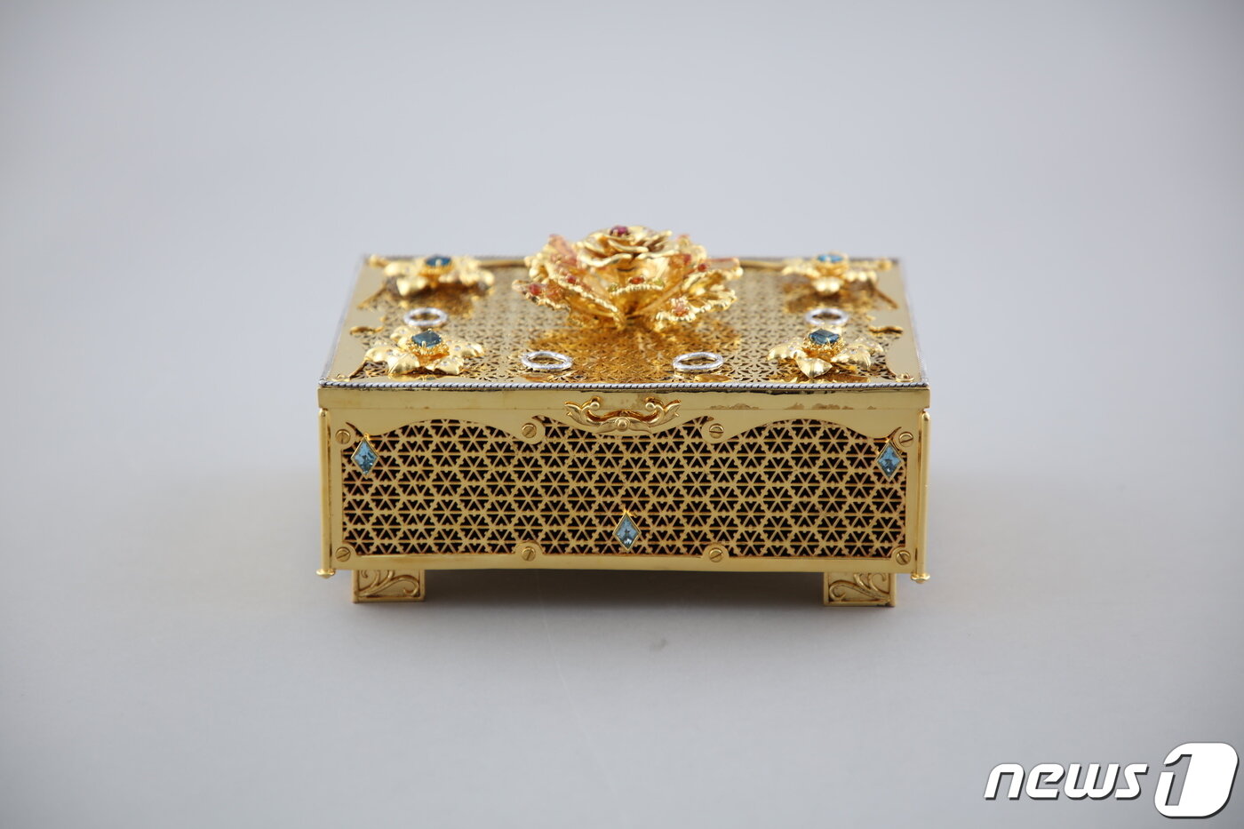 본문 이미지 - 오는 21일부터 세종시 대통령기록전시관에서 전시될 예정인 문재인 전 대통령 기록물 중 금색 보석함. 이번에 전시되는 대통령기록물은 문서, 사진, 영상, 행정박물, 선물류 등 100여점이다. (행정안전부 제공) 2022.6.20/뉴스1