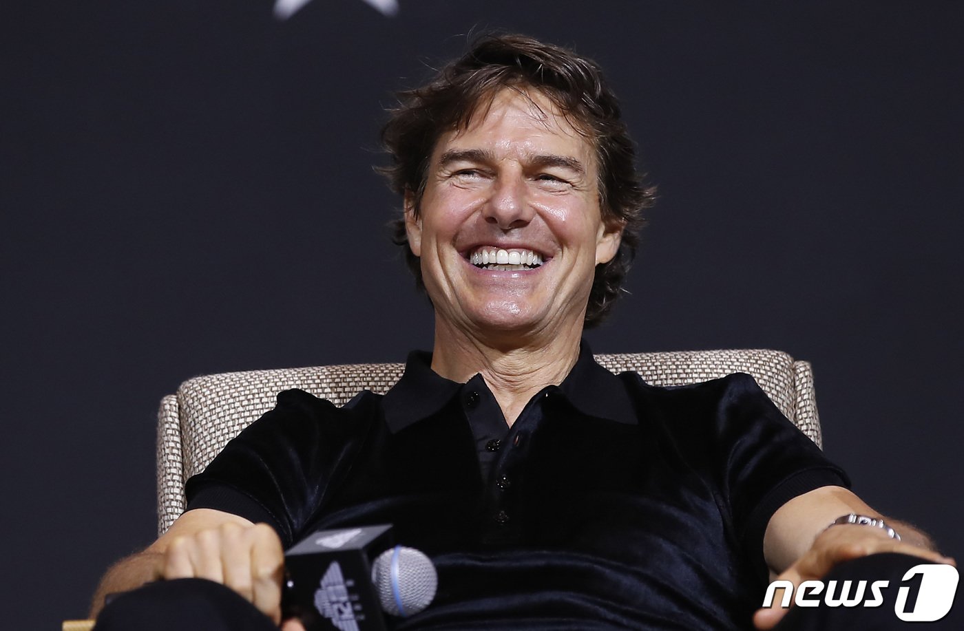 본문 이미지 - 할리우드 배우 톰 크루즈가 20일 서울 송파구 잠실동 롯데호텔월드 크리스탈볼룸에서 열린 영화 ‘탑건: 매버릭’ 기자 간담회에서 환한 미소를 짓고 있다. ‘탑건: 매버릭’은교관으로 컴백한 최고의 파일럿 매버릭(톰 크루즈 분)과 함께 생사를 넘나드는 미션에 투입되는 새로운 팀원들의 이야기를 다룬 항공 액션 블록버스터이다. 2022.6.20/뉴스1 ⓒ News1 권현진 기자