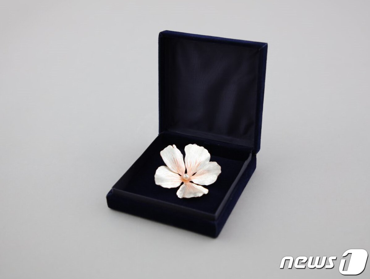 본문 이미지 - 오는 21일부터 세종시 대통령기록전시관에서 전시될 예정인 문재인 전 대통령 기록물 중 콜롬비아 대통령이 선물한 '무궁화 브로치'. 이번에 전시되는 대통령기록물은 문서, 사진, 영상, 행정박물, 선물류 등 100여점이다. (행정안전부 제공) 2022.6.20/뉴스1