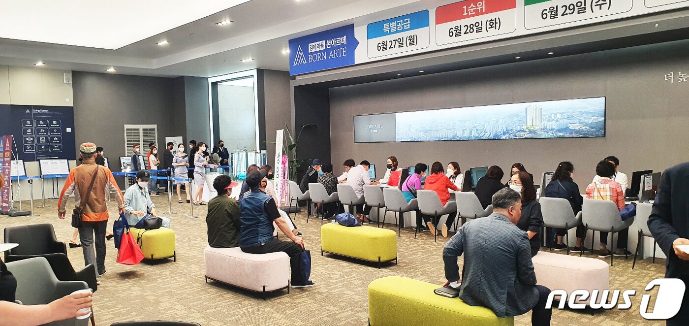 본문 이미지 - 전북지역 토종건설업체인 더본건설이 지난 17일 '김제 하동 보아르떼' 모델하우스를 오픈하고 본격적인 분양에 나섰다.ⓒ 뉴스1