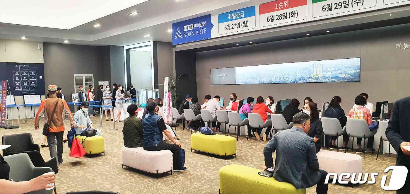 전북지역 토종건설업체인 더본건설이 지난 17일 '김제 하동 보아르떼' 모델하우스를 오픈하고 본격적인 분양에 나섰다.© 뉴스1