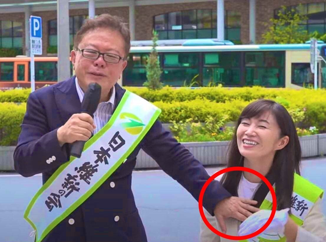 본문 이미지 - 이노세 나오키 전 도쿄도지사&#40;왼쪽&#41;가 에비사와 유키를 소개하면서 성희롱했다는 논란이 일었다. &#40;트위터 갈무리&#41; ⓒ 뉴스1
