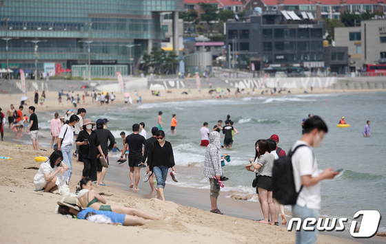 부산 해운대해수욕장에서 시민들이 물놀이를 즐기고 있다. 2022.6.20/뉴스1 © News1 김영훈 기자