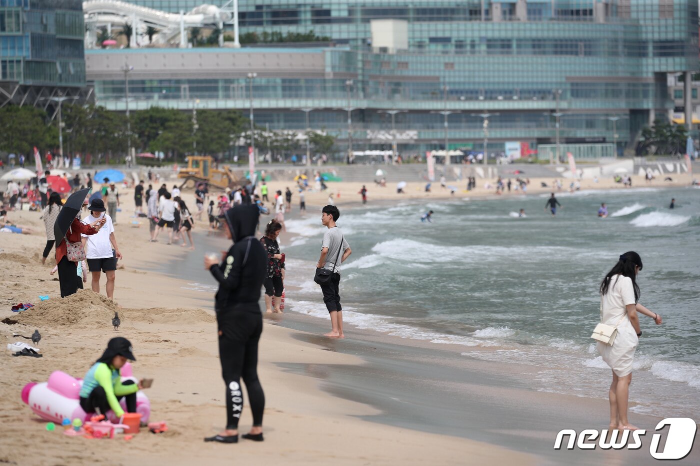 본문 이미지 - 전국적인 무더위가 기승인 20일 부산 해운대구 해운대해수욕장에서 시민들이 물놀이를 즐기고 있다. 2022.6.20/뉴스1 ⓒ News1 김영훈 기자