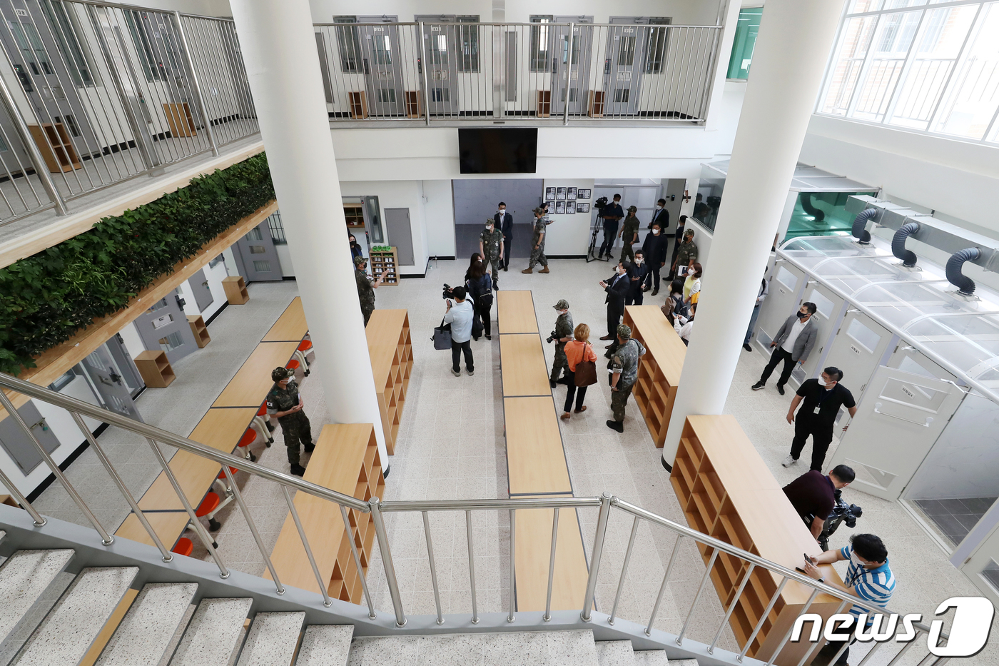 (이천=뉴스1) 민경석 기자 = 20일 경기 이천 국군교도소 신축 시설에서 군 관계자들이 오는 23일 완공을 앞두고 취재진에 내부를 개방해 시설을 안내하고 있다.국군교도소는 면적 …