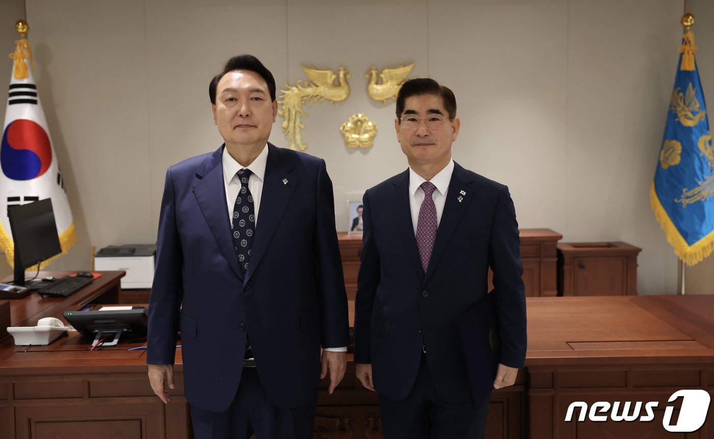 윤석열 대통령이 20일 서울 용산 대통령실 청사에서 김용현 경호처장에게 임명장을 수여한 뒤 기념촬영을 하고 있다. &#40;대통령실 제공&#41; 2022.6.20/뉴스1 ⓒ News1 오대일 기자