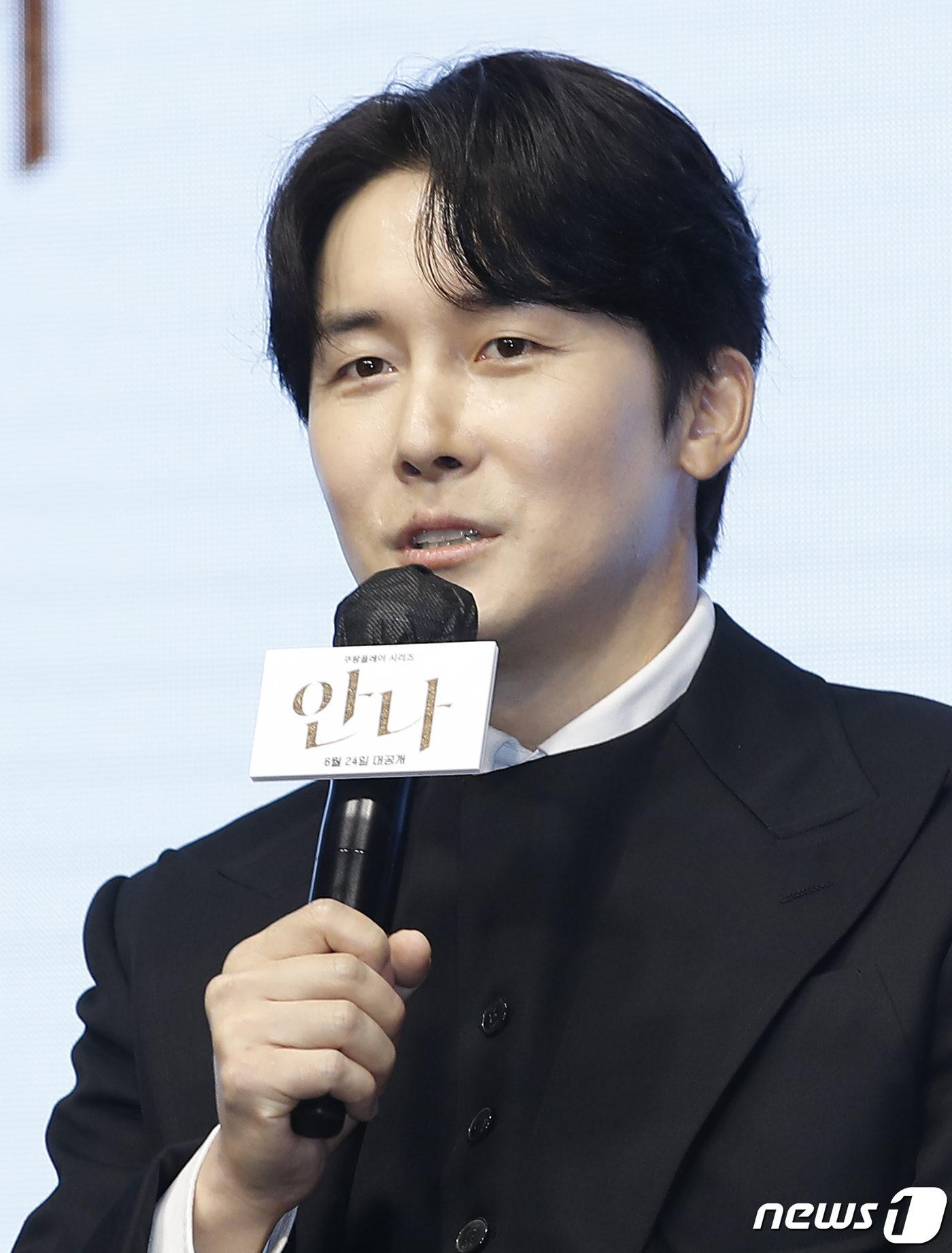 (서울=뉴스1) 권현진 기자 = 배우 김준한이 21일 오전 서울 영등포구 여의도 콘래드 서울에서 열린 쿠팡플레이 시리즈 ‘안나’ 제작발표회에서 인사말을 하고 있다. 극 중 김준한은 …